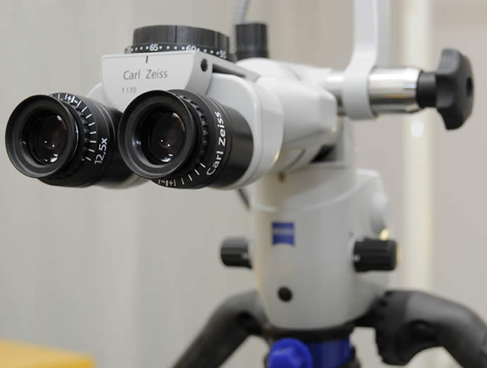 Die Arbeit mit dem Zeiss OP-Mikroskop und Lupenbrille eröffnet uns eine andere Welt.